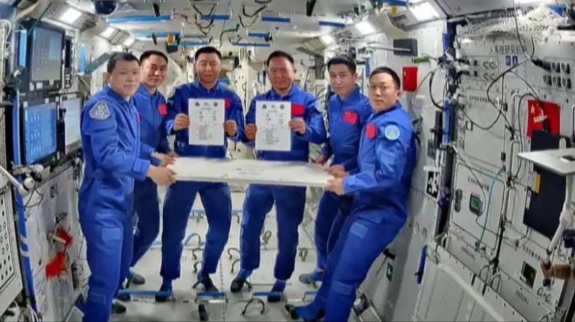 神舟二十飞船遭撞击，罪魁祸首是谁？航天员如何平安回地球？
 
神舟二十号飞船回家