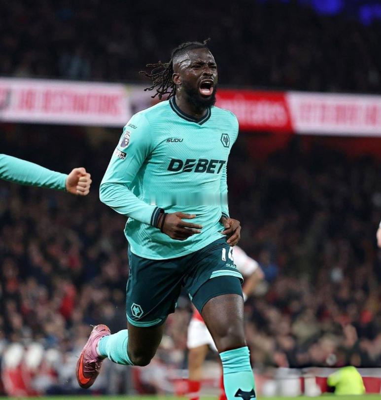 英超第16轮，狼队客场1比2遭阿森纳补时绝杀。赛后，为狼队打入扳平进球的前锋阿罗