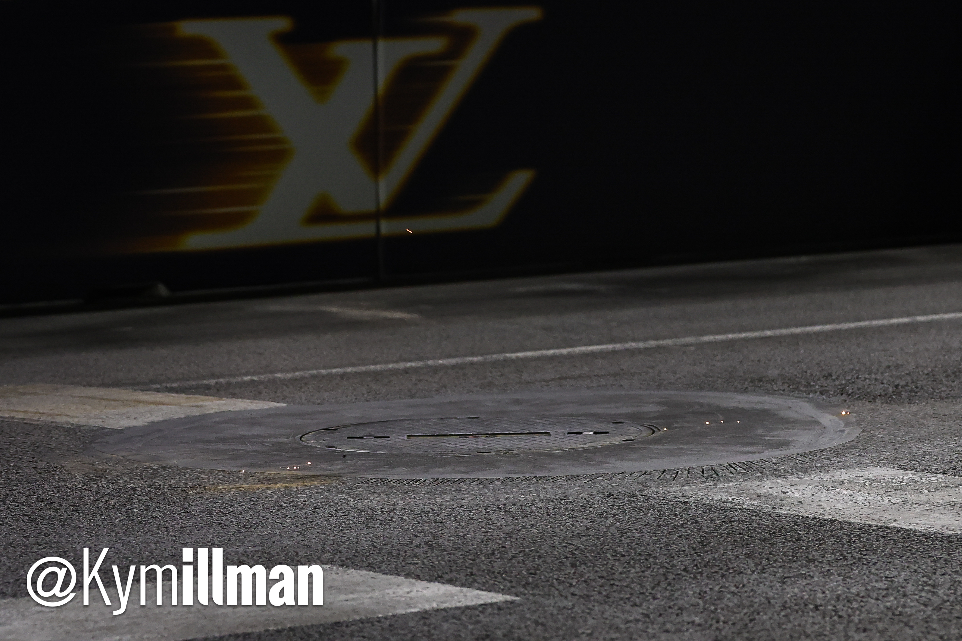 F1拉斯维加站FP2被红旗中断是因为17号弯的井盖松动👇图一：赛车压过之前的井