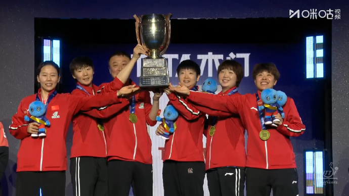 #国乒女团第24次捧起考比伦杯# 中国女团是冠军！从国际奥委会主席考文垂手中接过