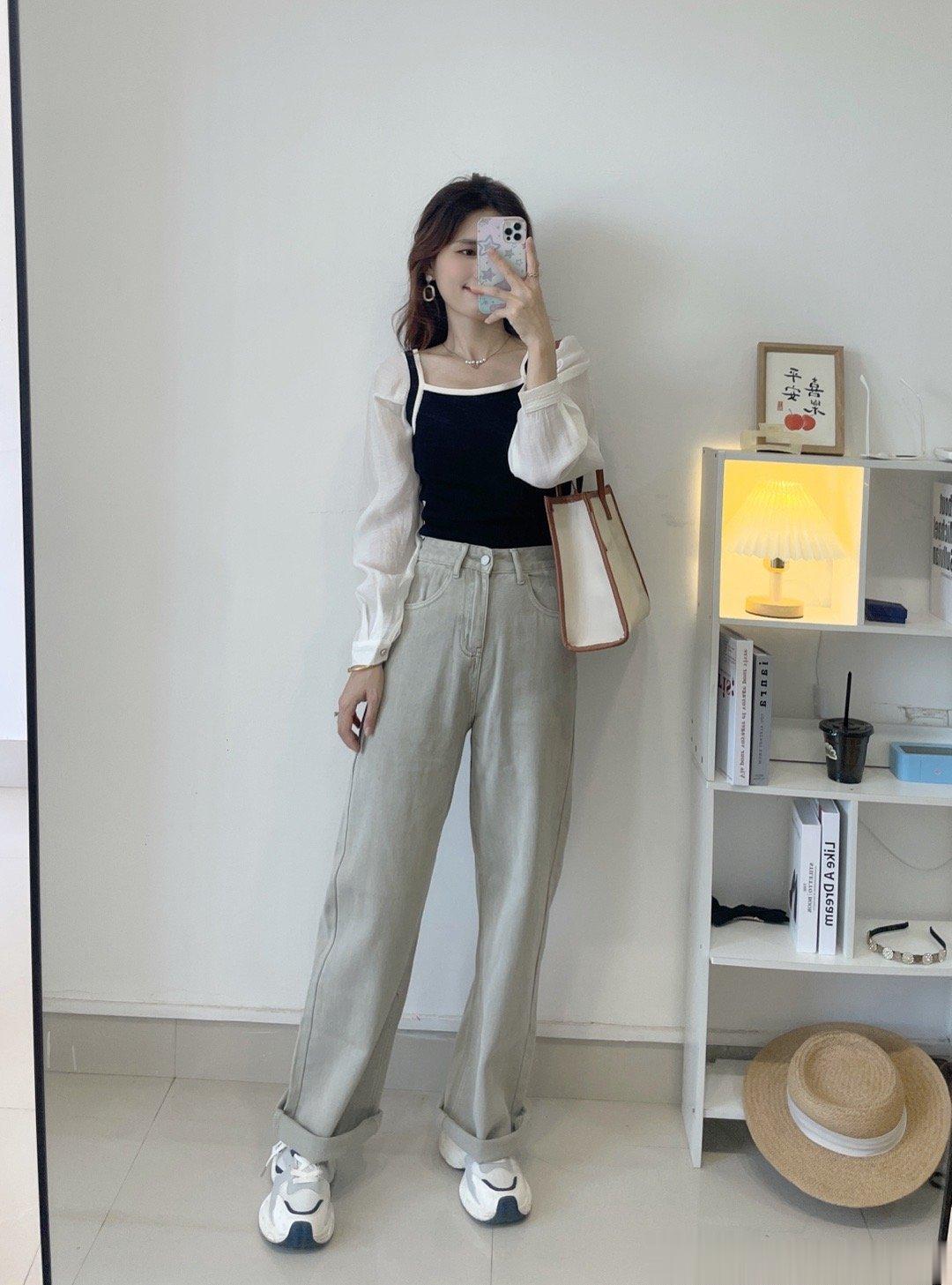 10/16     早10：00浅色高腰牛仔裤，版型非常好，很遮胯的一条，如果觉