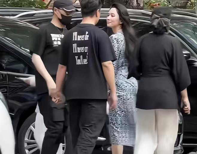 汪峰，好继父！
6月17日，汪峰和森林北出现在北京顺义海嘉国际双语学校校门口，两