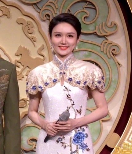 龙洋应该画个下眼线龙洋五登春晚，专业能力真是越来越好了~红色的服装 国泰民安的长