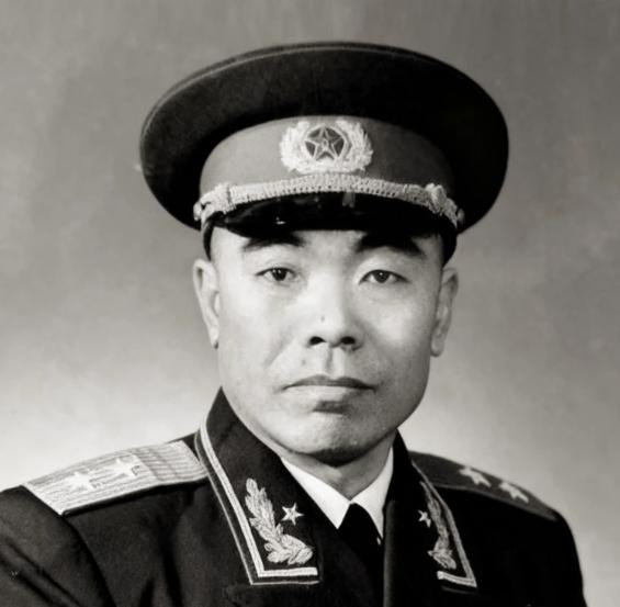 1955年，中南海怀仁堂的授衔仪式现场，当周恩来总理将中将军衔命令状递到曾泽生手