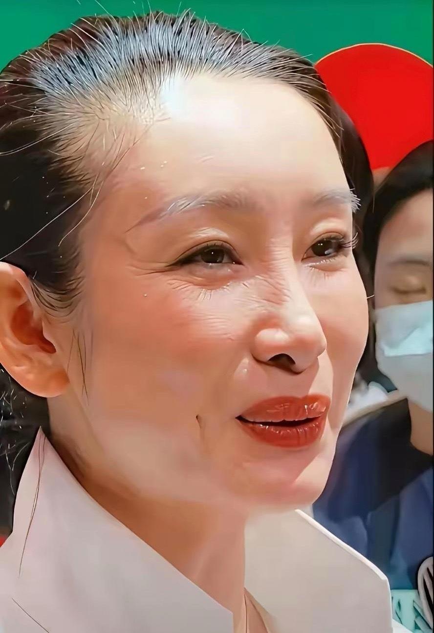 岁月是把杀猪刀，不管年轻时候多么漂亮，人到中年也逃不过岁月的打磨，都变得非常苍老