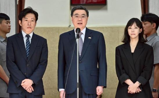 卓荣泰紧急表态！5月26日，针对“AI教父”黄仁勋直言“台湾未来一定需要更多的电