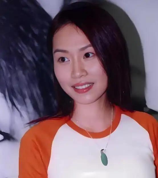 她叫彭羚。
90年代香港乐坛，她是唯一敢跟王菲抢话筒的天后。1998年，29岁，