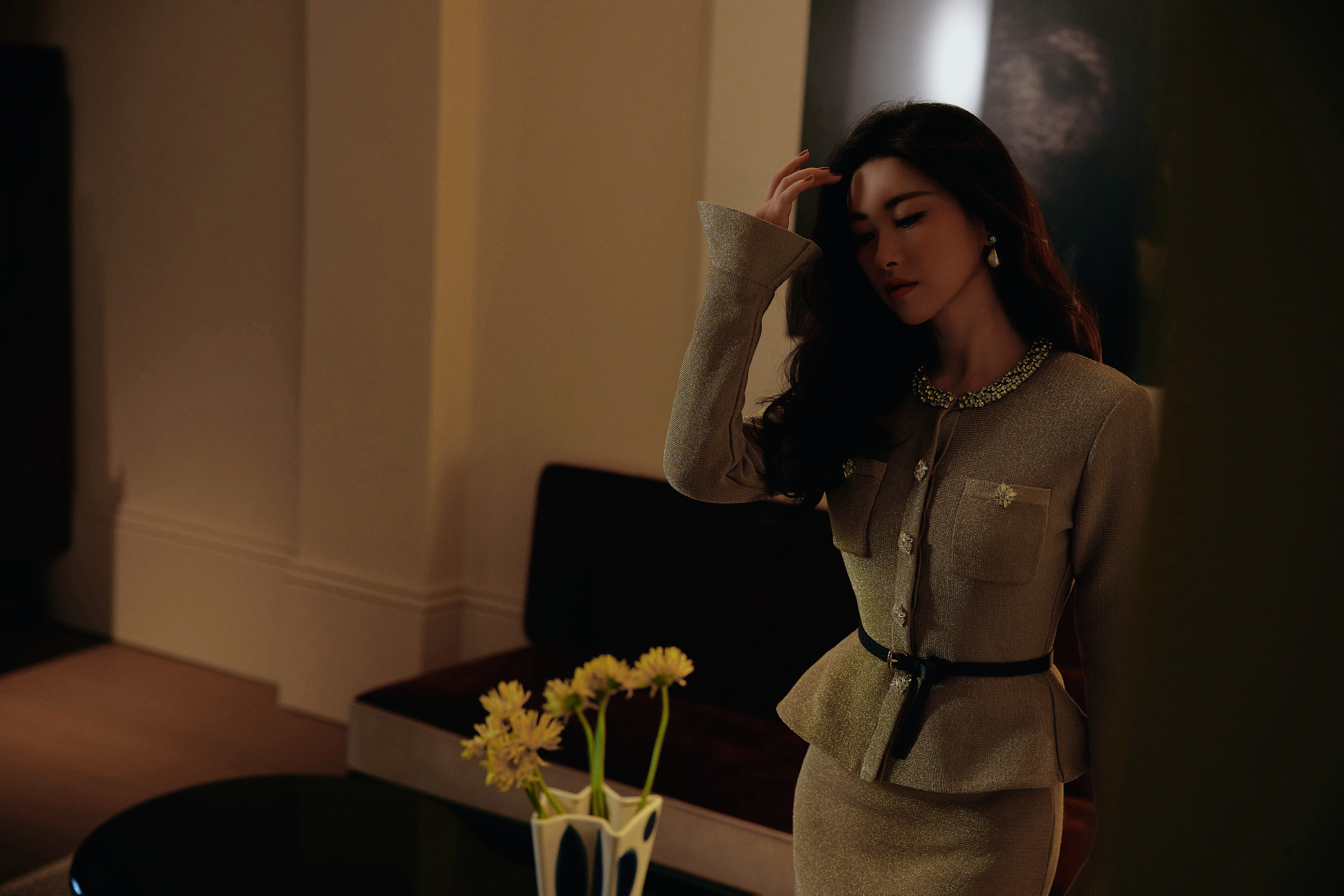 朱珠重庆直播造型又放大招！self-portrait鎏金套装加身，在复古场景中宛