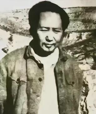 娃娃抓起
        1942年的大年初二，毛主席吃过早饭，去给区、乡政府的