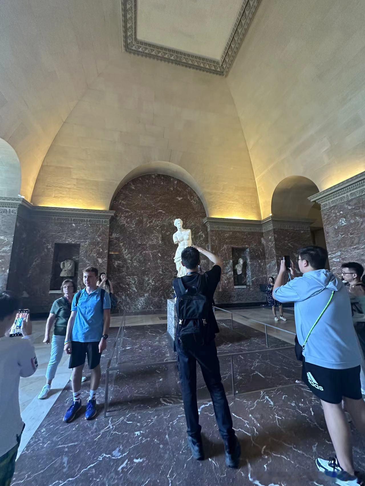 #凭背影一眼认出李现# 卢浮宫中，李现的低调背影格外迷人，优越的身高身材成为他独