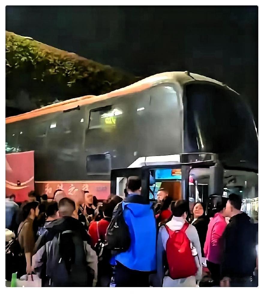 今年春运出了个怪事。
抢破头的不是高铁票，涨上天的也不是机票，反倒是那种在高速上