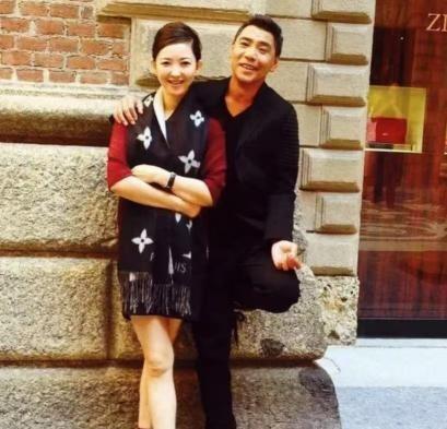 1989年，22岁的歌手屠洪刚在美国演出时，遇到了年仅19岁的中美混血美女黛西，