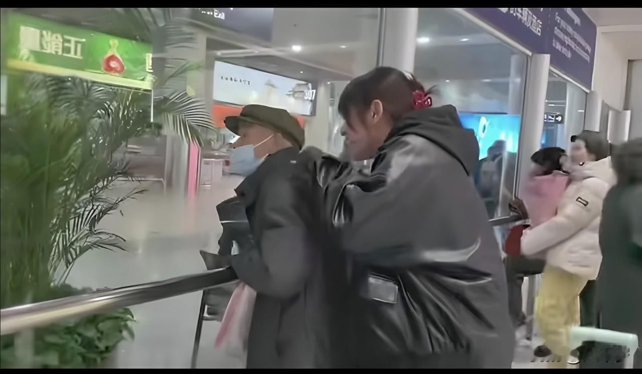 爷爷回首，目光触及孙女的刹那，竟如孩童一般潸然泪下。
自幼将孙女一手带大，如今孙