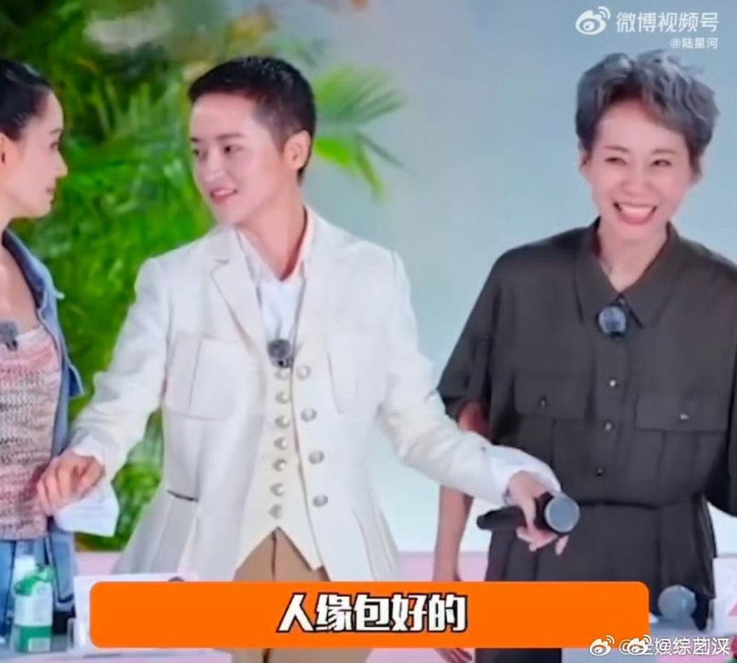 叶童[超话]蒋一侨灭灯叶童后光速滑跪乘风2025一边是偶像的魅力，一边是挚友的情