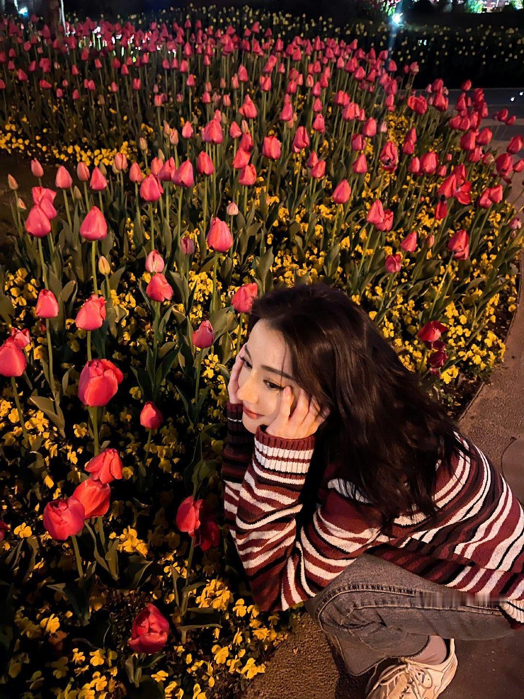 迪丽热巴  昨晚和心选姐去赏花了🌷心选姐人比花香迪丽热巴卫蓝 dlrb迪丽热巴