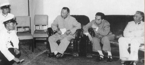1964年6月16日，​周恩来和聂荣臻、罗瑞卿接见海军航空部队击落美制蒋军无人驾