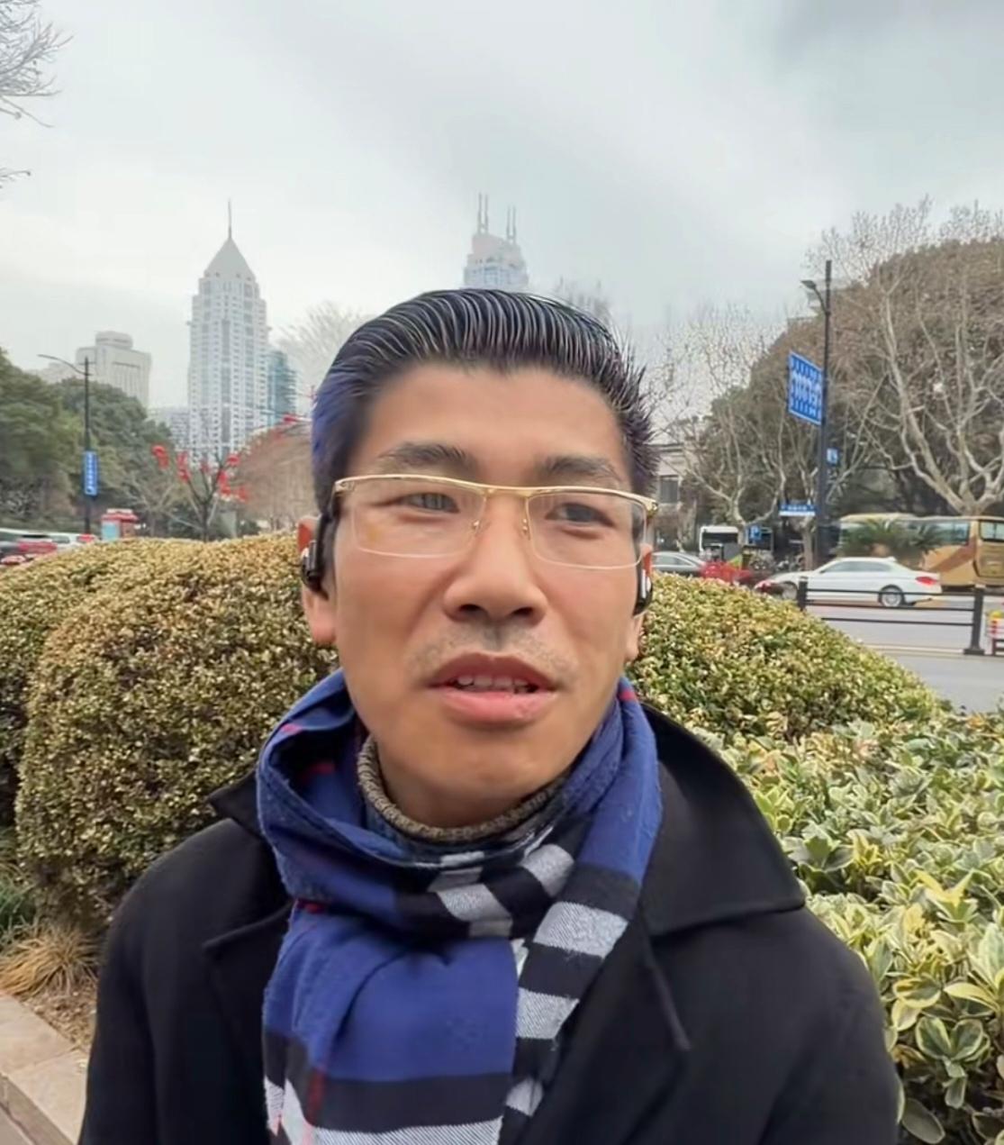 苍老了许多！张半仙去年亏损，今年又踏空了，所以张半仙又焦虑又着急。张半仙预测下周