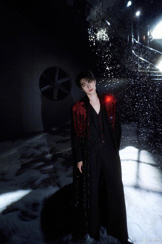 杨洋吸血鬼伯爵谁懂啊！杨洋的吸血鬼伯爵造型太惊艳，蓝瞳清冷又勾人，黑衣红流苏的搭