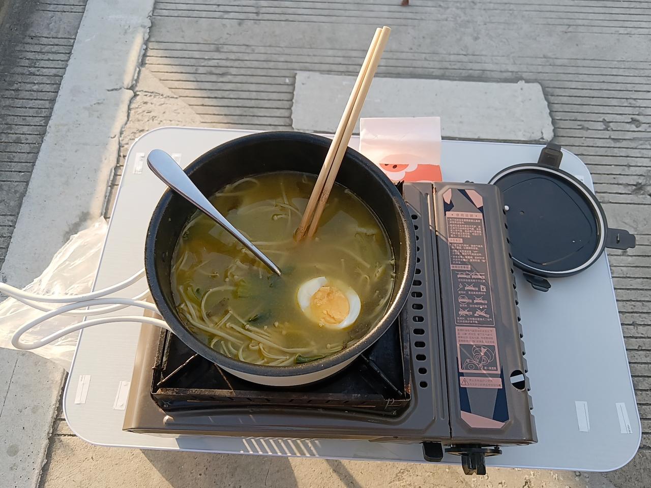 进了武汉，把车停在中法城高速服务区驻车，这绝对是我自驾路上遇到的最赞服务区！
 