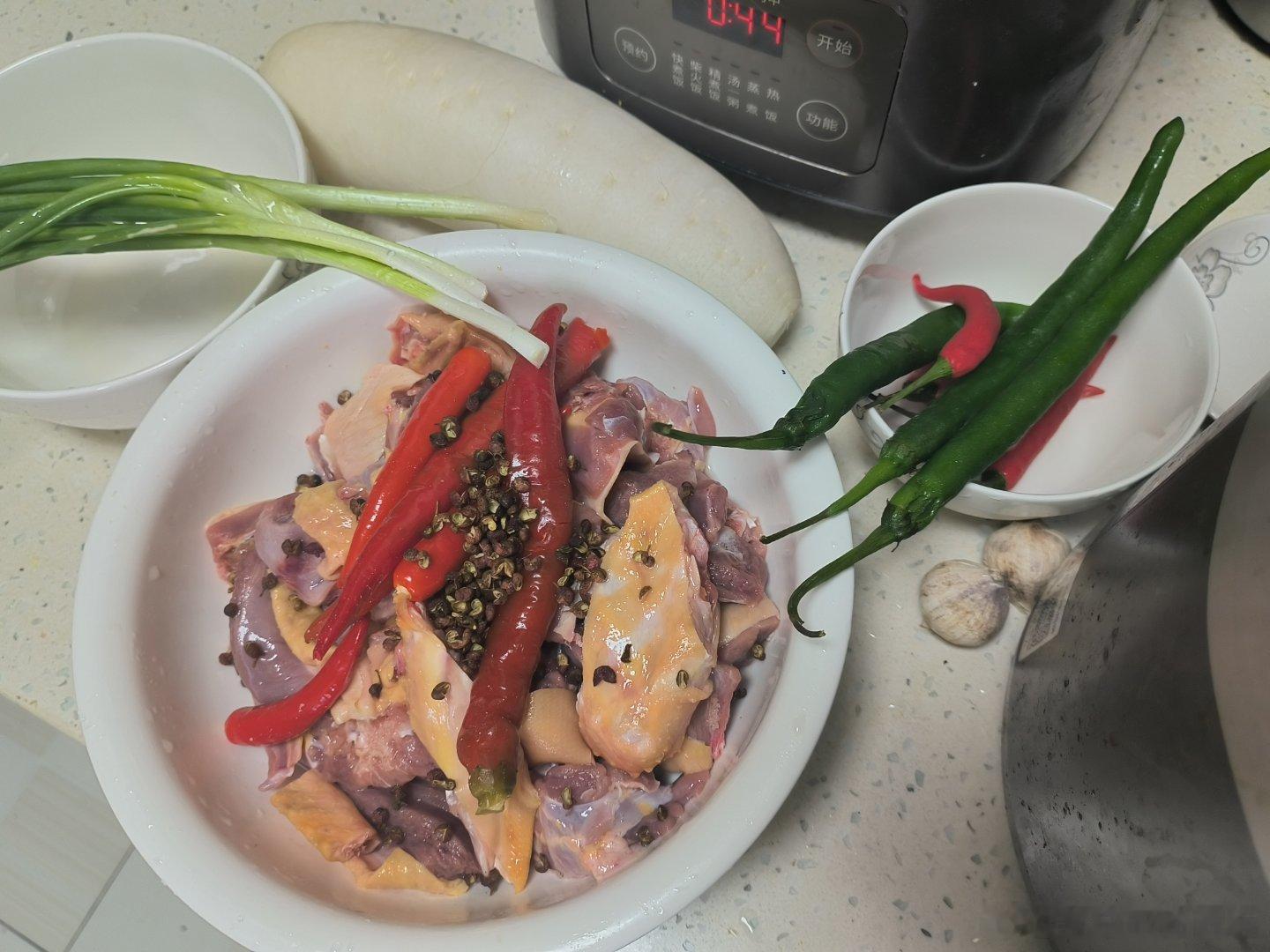 8.23日农历七月十一，今日处暑天干秋燥，吃点清淡的，七月鸭很肥美，那就炖个鸭吧