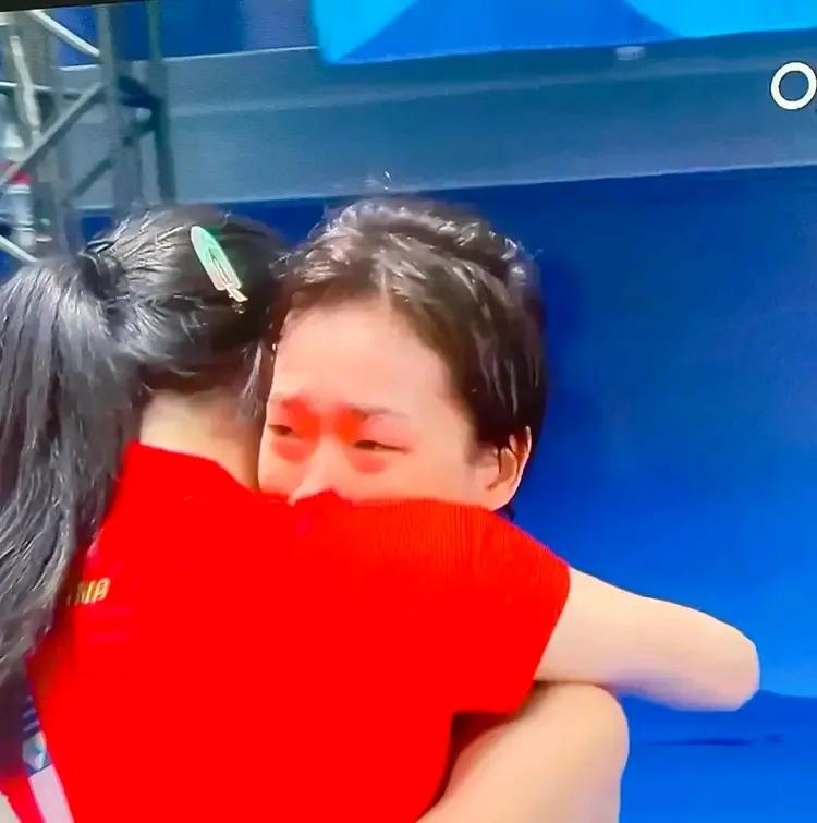全红婵10米台摘金 陈芋汐摘银
全红婵抱着教练哭了

北京时间8月6日，巴黎奥运