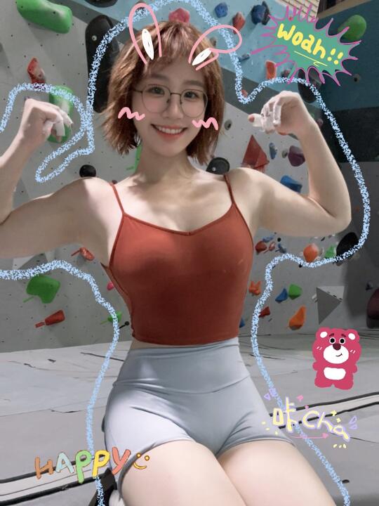 眼镜妹｜健身女孩勇闯攀岩馆🧗