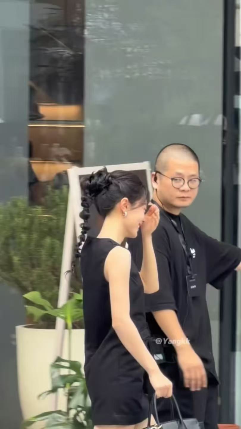 赵今麦飞吻害羞了赵今麦飞吻完害羞捂脸啊哈哈哈哈这个麦麦也太可爱了吧！ 赵今麦