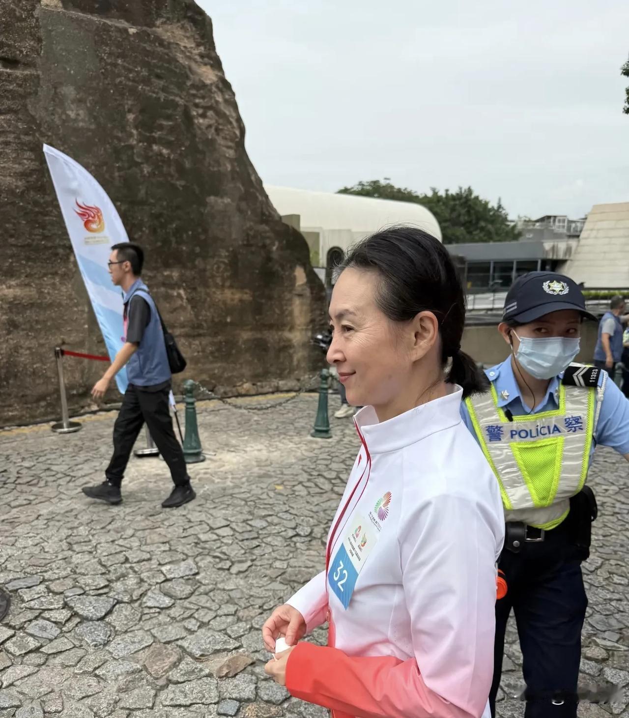 何超琼虽然在感情里面输给了李嘉欣，但她的各方面真的比李嘉欣贵气太多了。

无论是