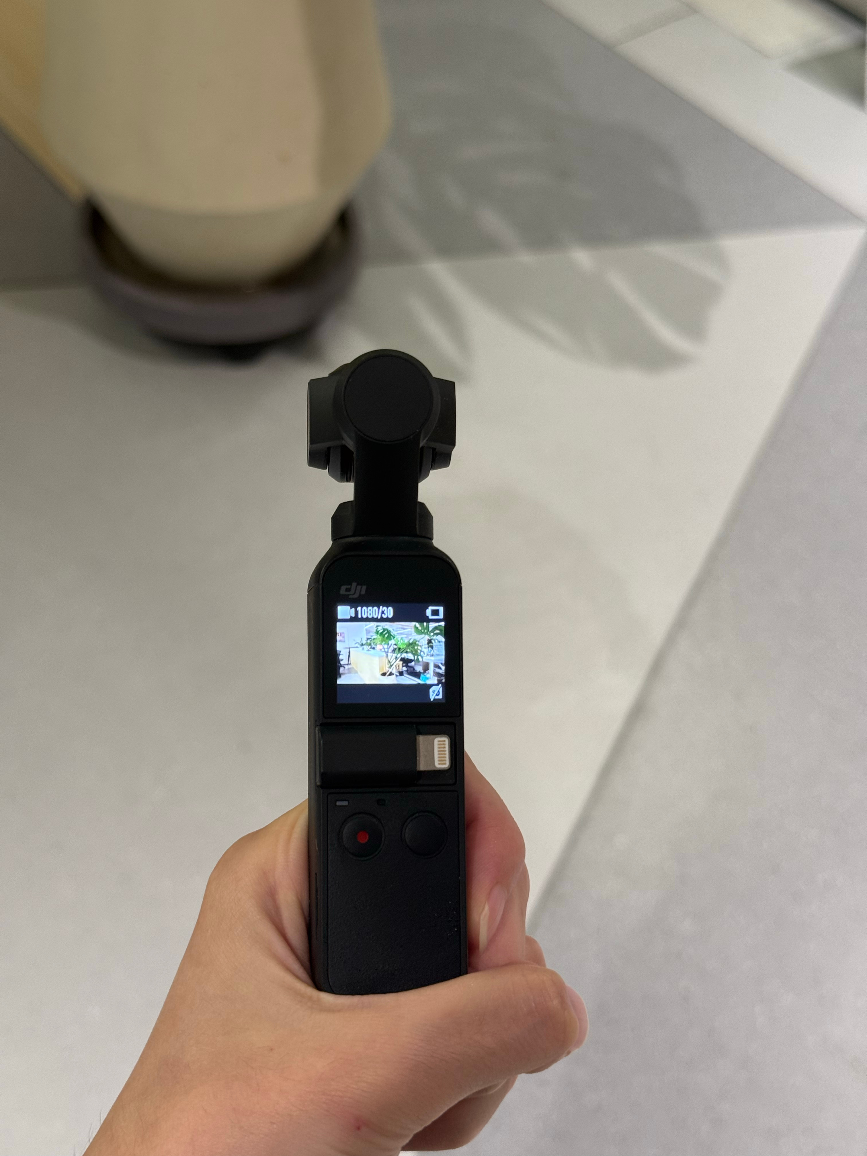 同事的初代Pocket，快8年的小古董了跟他去过巴黎拍法国新能源相关的视频虽然配
