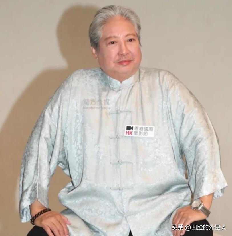 主持人问洪金宝:“你的第一个老婆是韩国人，你怎么会娶到韩国人？”洪金宝说:“那个