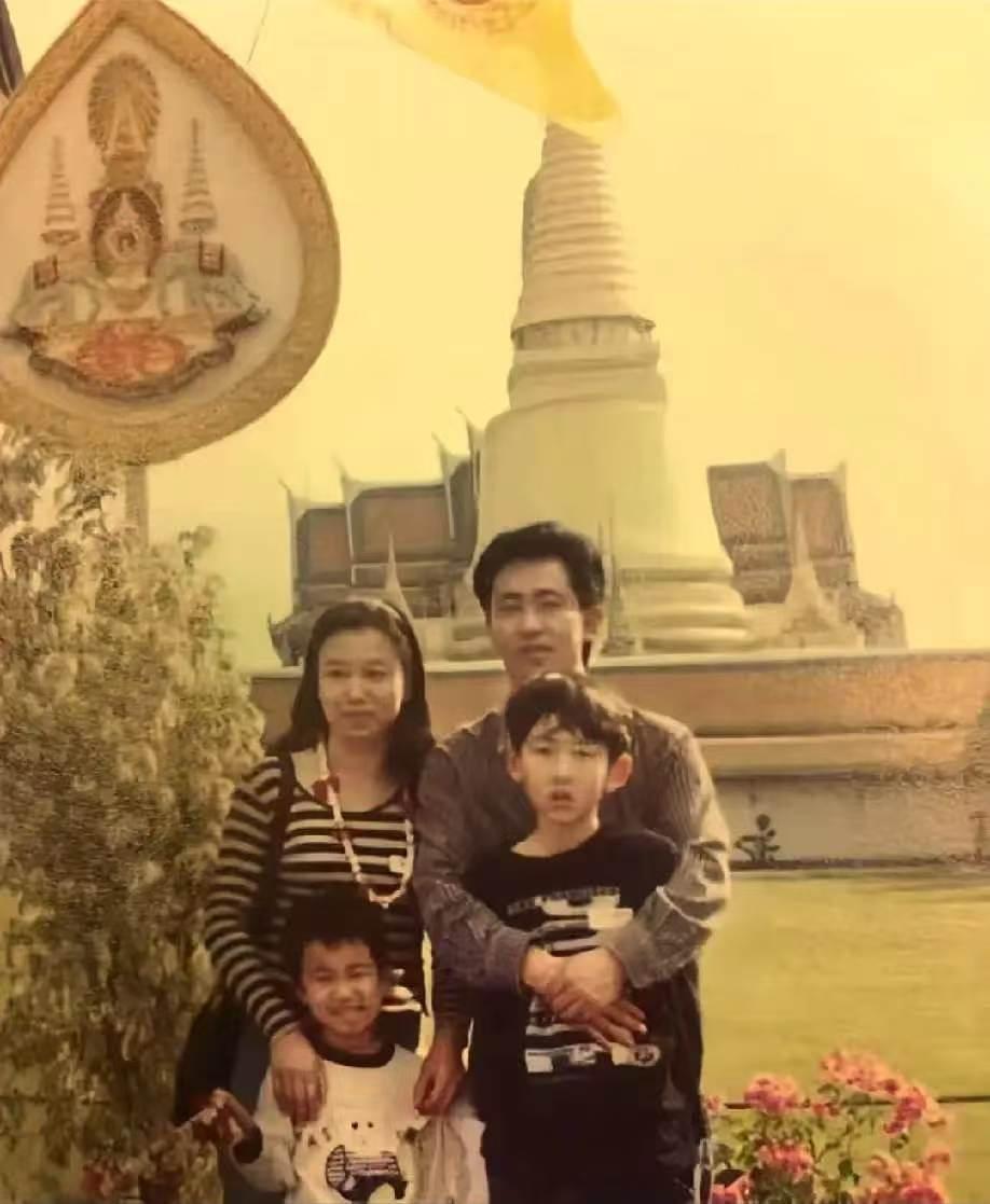青年许家印全家福老照片~
网上流传一张许家印、丁玉梅夫妇和二儿子游白塔的全家福，