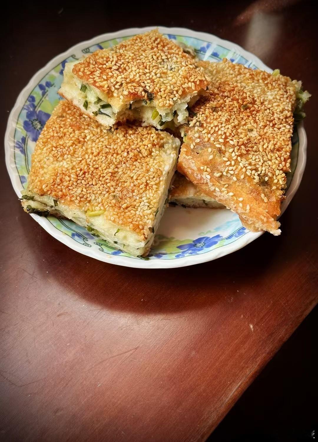羌饼真是好吃的。吃羌饼不需要什么菜。要是有好的胶东白菜，配一碗熬白菜汤就是盛宴了