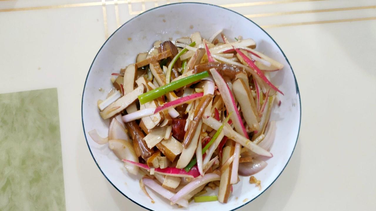 🥒凉拌五香豆干，酸辣爽口，开胃小菜，夏日解暑必备！

🥕食材：豆干、洋葱、水