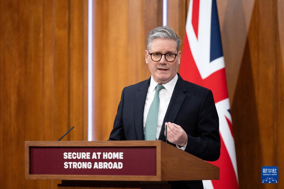 属实尬到抠脚！英国首相斯塔默主动要往中东派航母战斗群，想跟美方搭伙参与行动，结果