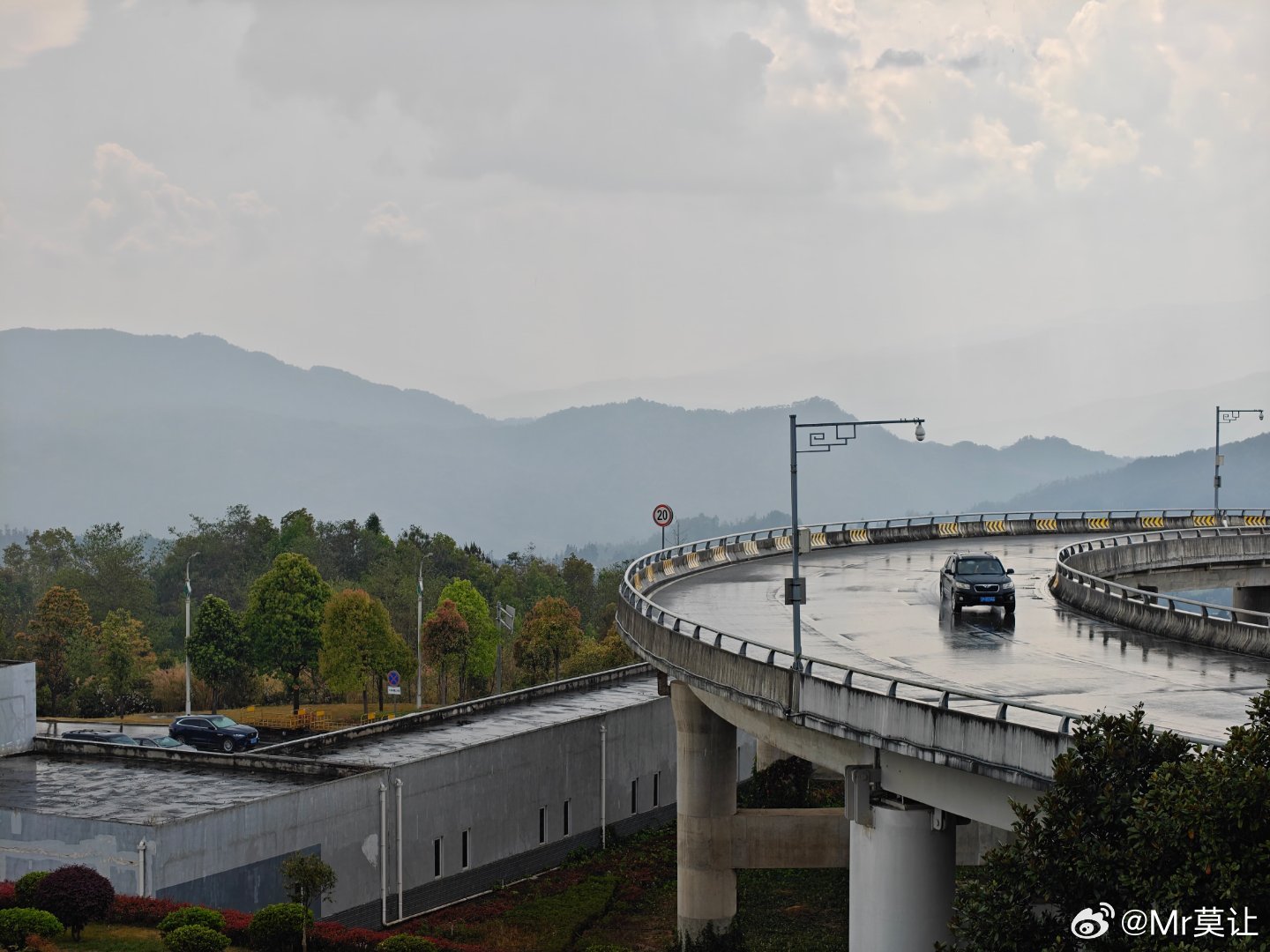 腾冲是个好地方，下雨都这么透亮 