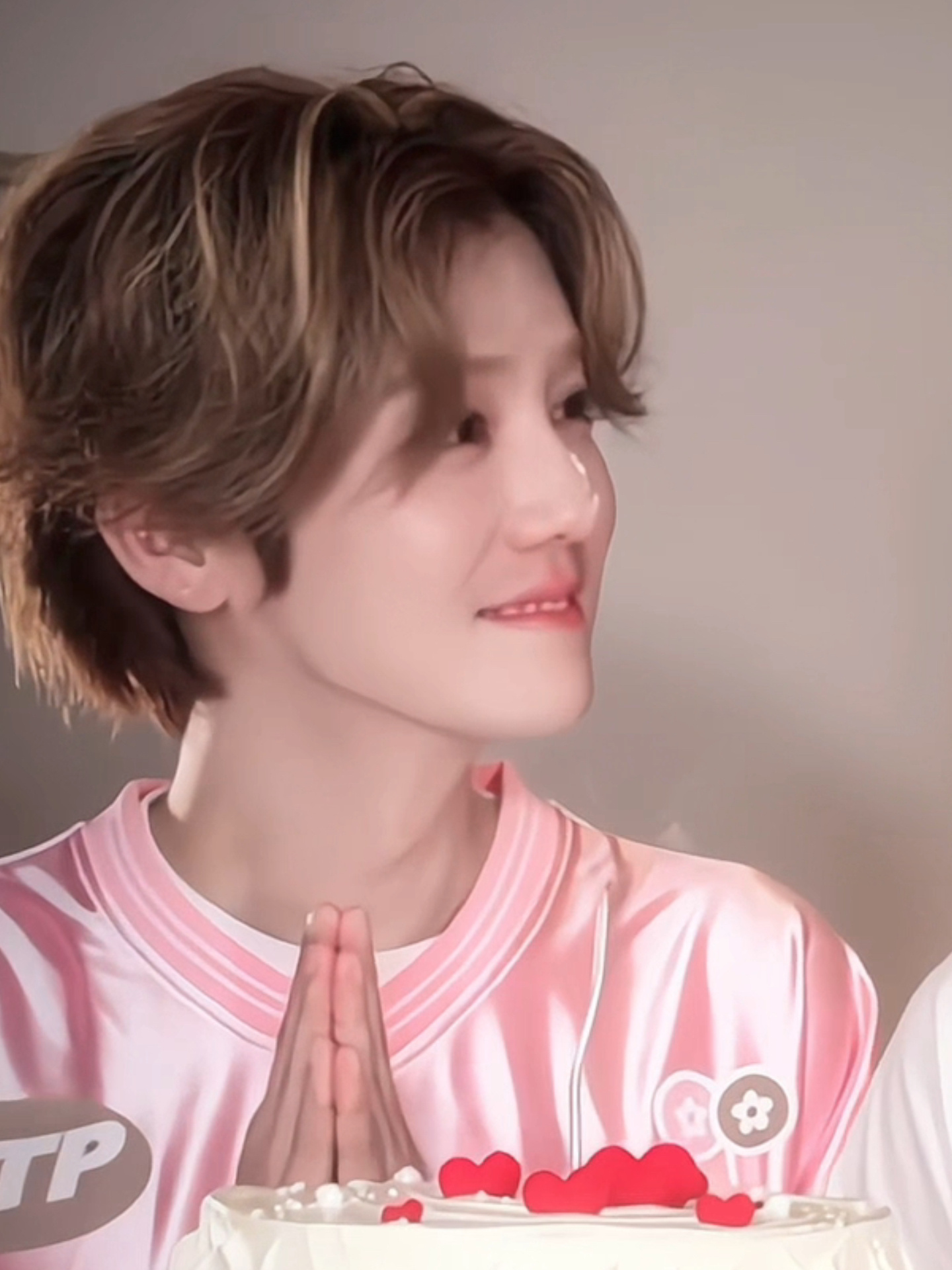 祝这个粉嫩嫩的水蜜桃生日快乐🥹🎂鹿晗0420生日快乐