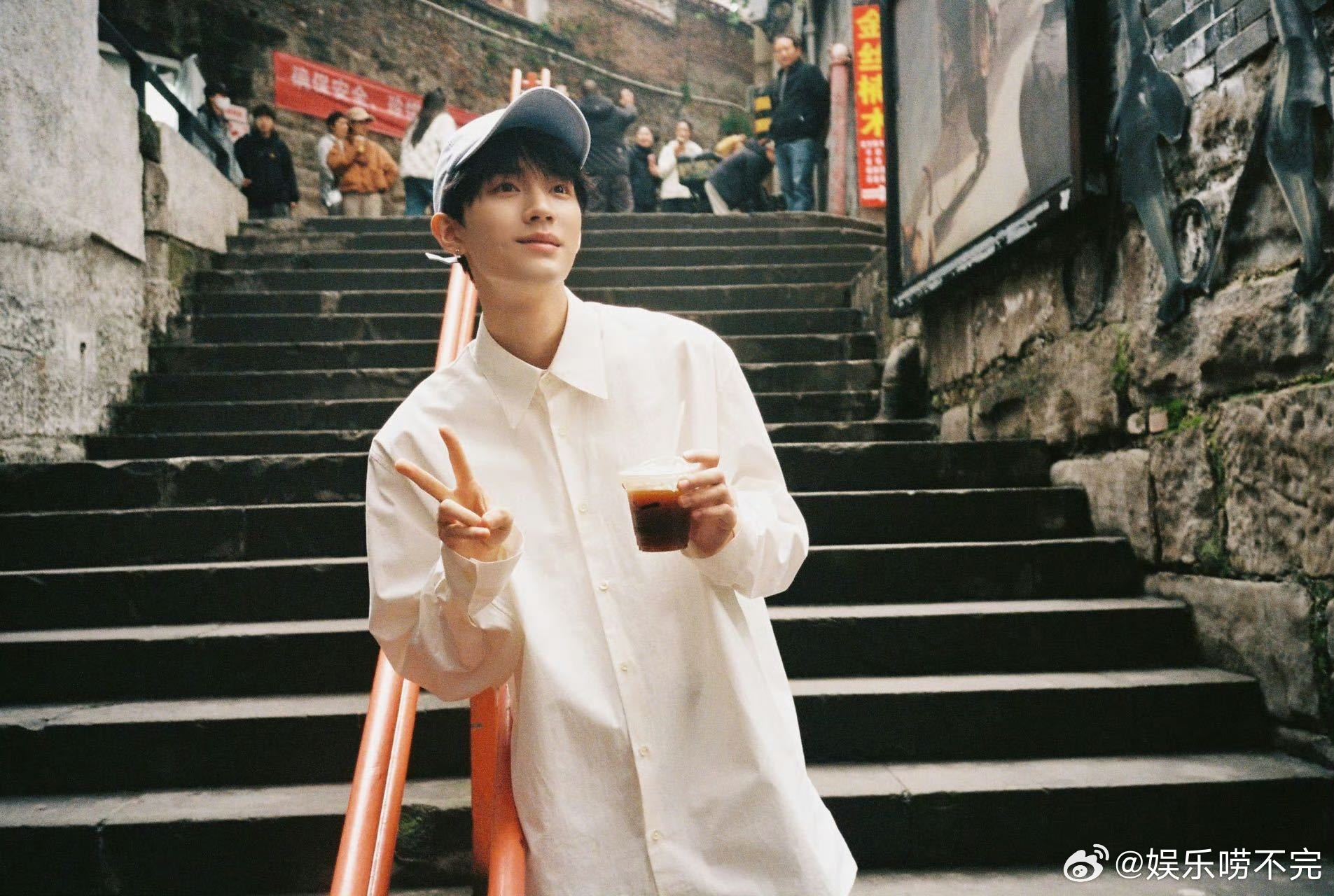 周翊然1天5组物料周翊然58张新图感谢工作室疯狂放粮，58张新图解锁不同模样，成