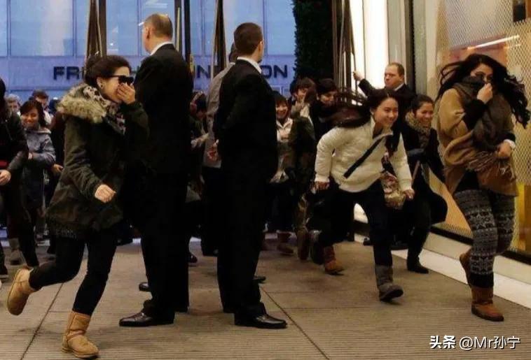冰火两重天的背后，释放了一个重要信号！

先感受下正价奢侈品有多惨：

上半年：