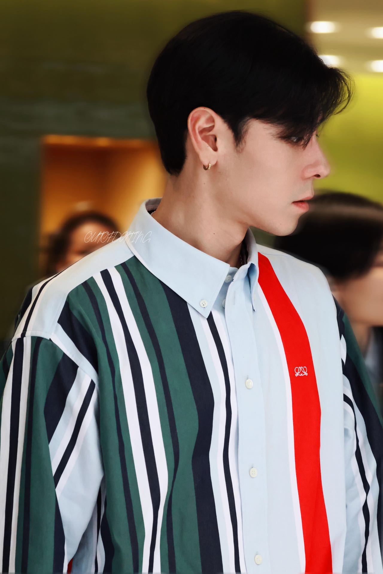 蒋奇明突然闯入镜头 蒋奇明突然出现在镜头里，彩色条纹衬衫好吸睛，松弛又随性的姿态