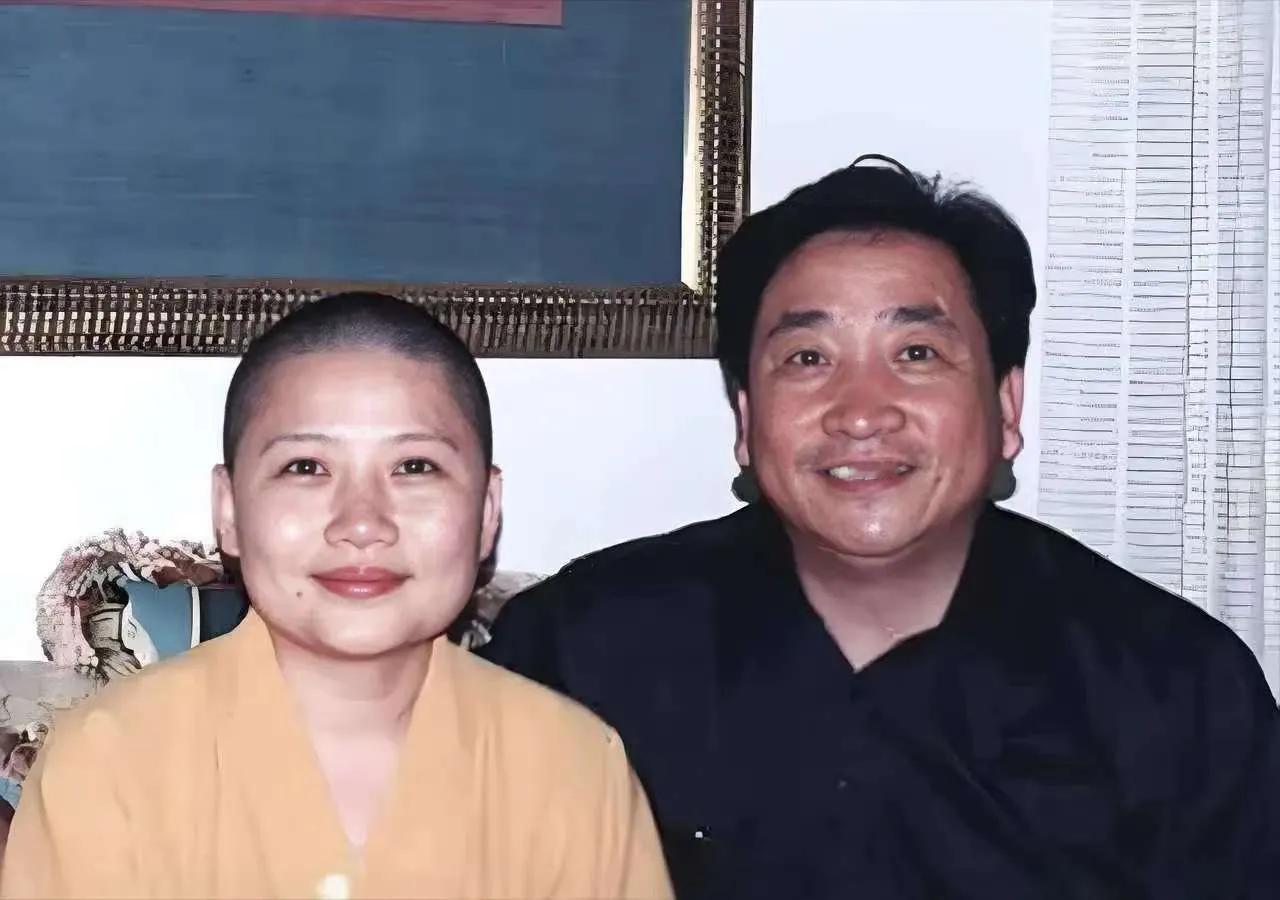 2000年，姜昆在国外偶遇到已经出家的歌手李娜，这虽是5年前的旧事，但我仍感到十