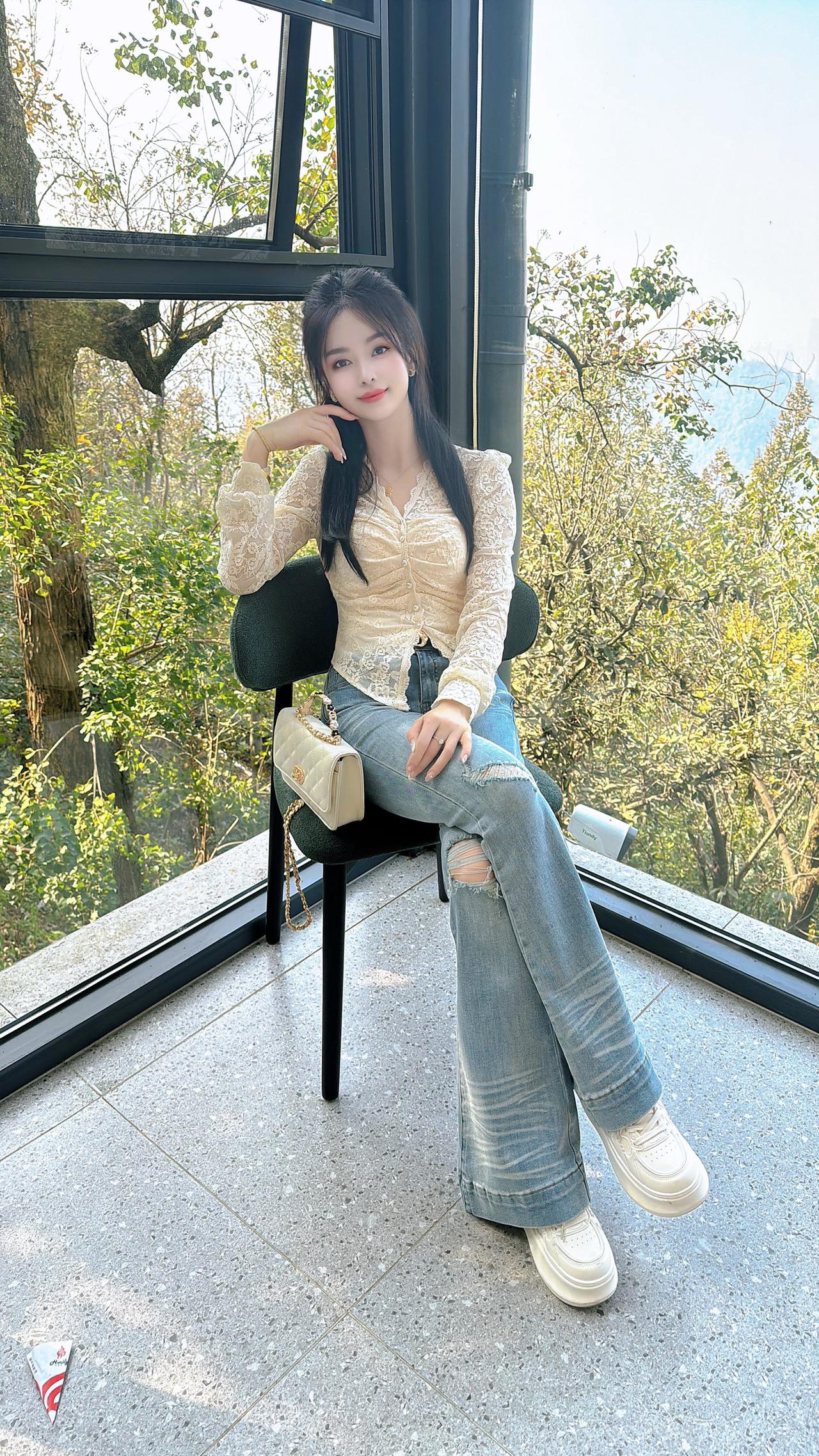 “你说这日子过的，约个会吧，没人！购个物吧，没💰！旅个游吧，路痴！喝个酒吧，没