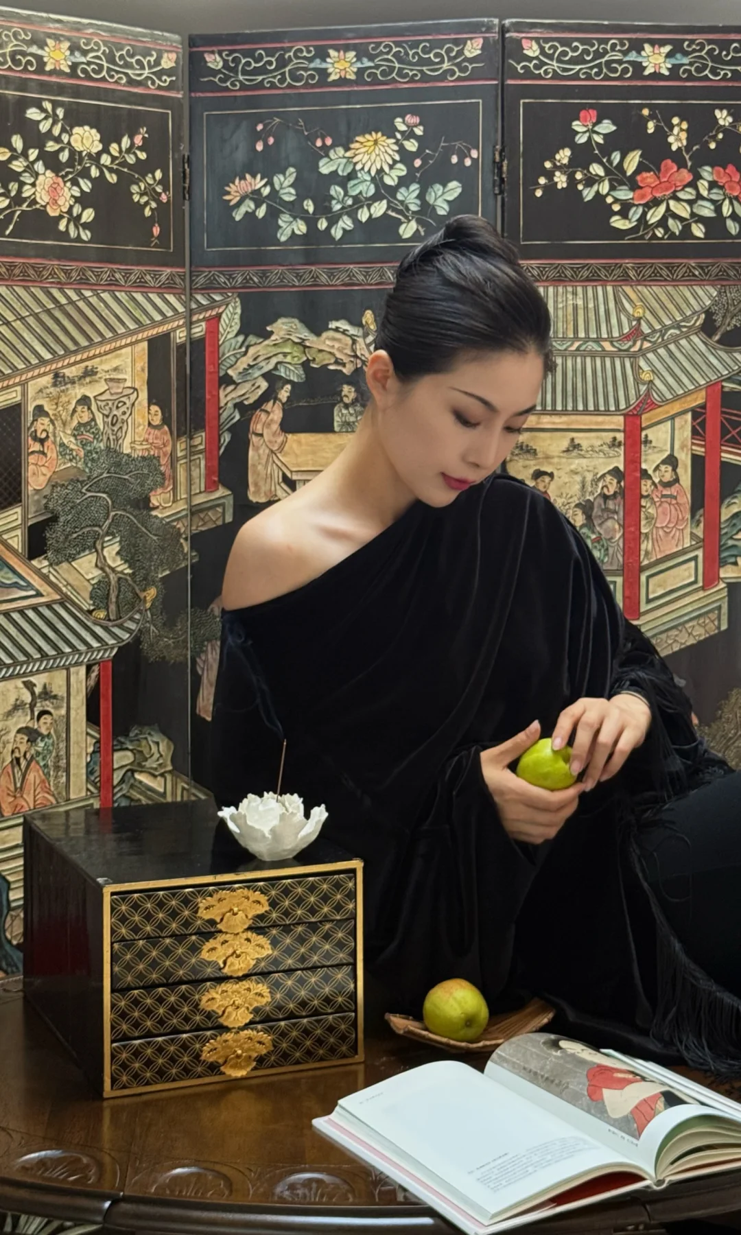 屏风为卷，沉香作诗