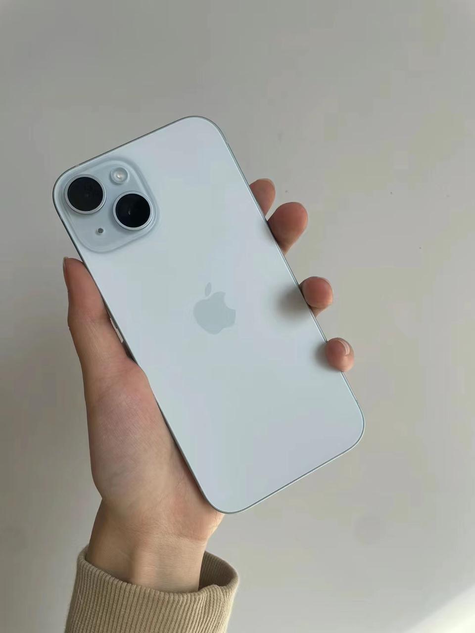 该说不说，iPhone 15卖得贵是有道理的，这质感很难有国产可以超越的，蓝色机