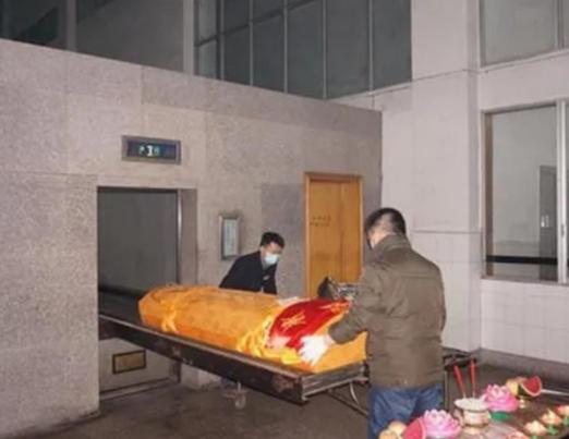 2016年，重庆某殡仪馆在夜晚接收了一具9岁男孩的遗体，当李师傅为其冷冻时，他惊