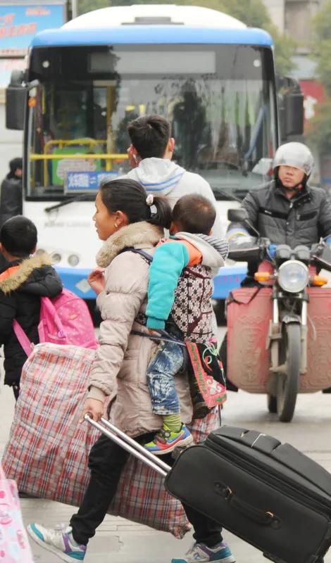 无题
远走他乡为生存，
忍气吞声挣碎银。
倘若故土有钱赚，
又有几人上广琛？