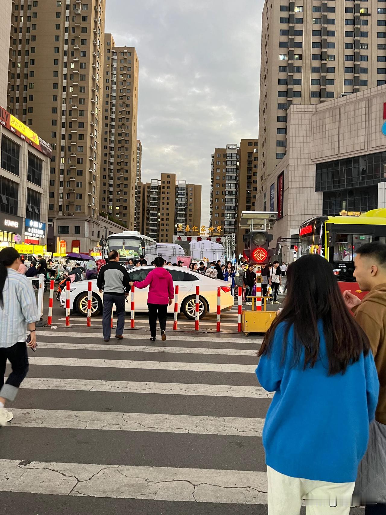  今天晚上出去逛街，发现梦之城那个地方是真的堵，其实这个问题很好解决，前一段有人