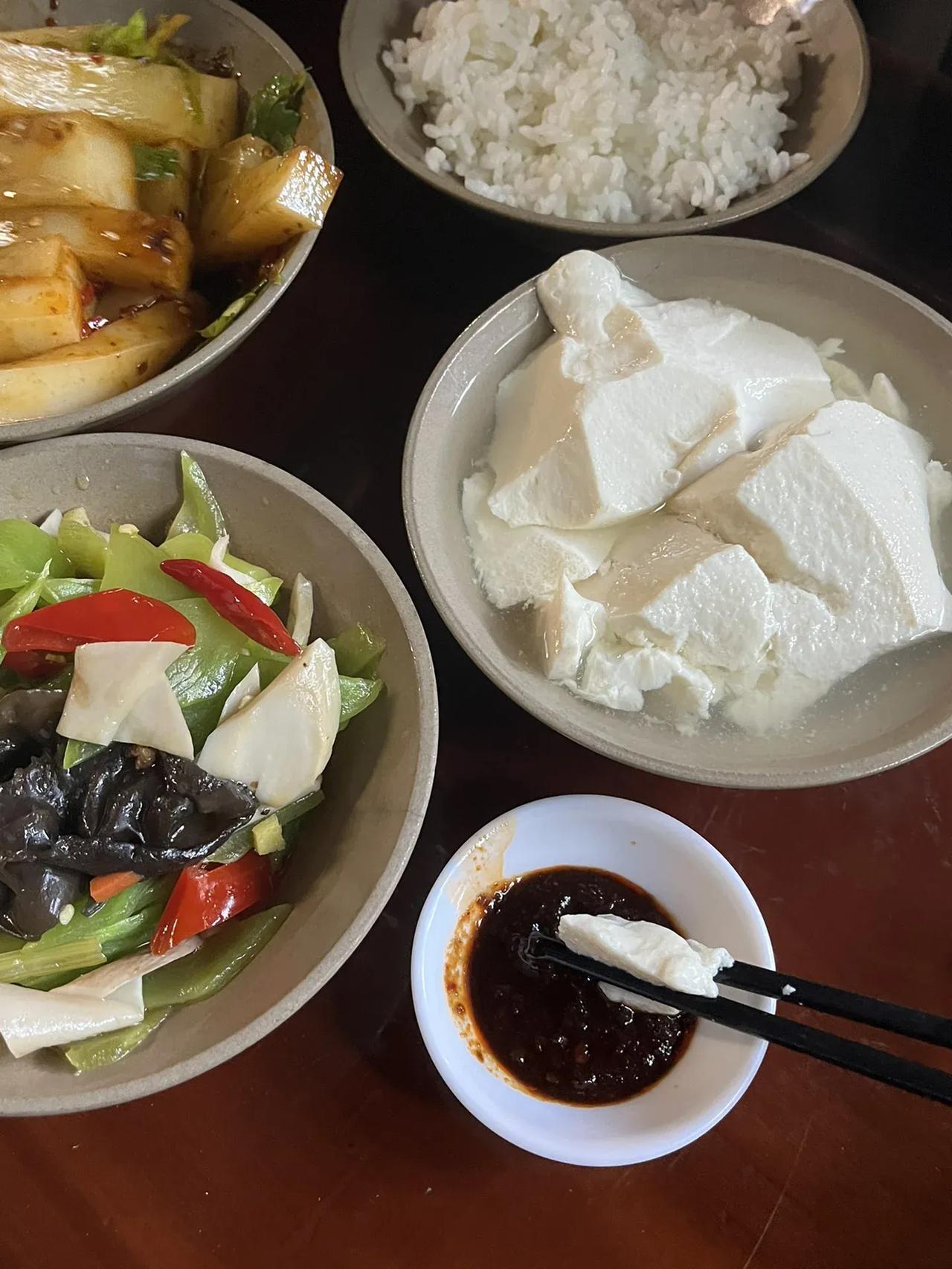 终于知道居士是可以吃肉的，不用吃素，吃的是三净肉！
我记得曾经有一位居士与我共进
