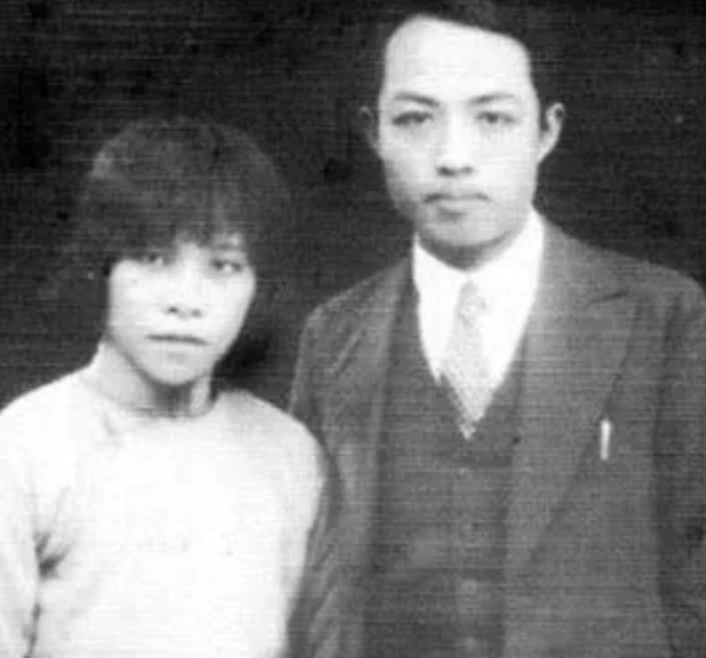 1898 年 5 月 4 日，一个刚刚分娩的女人，指着她刚出生的女儿，大声说道：