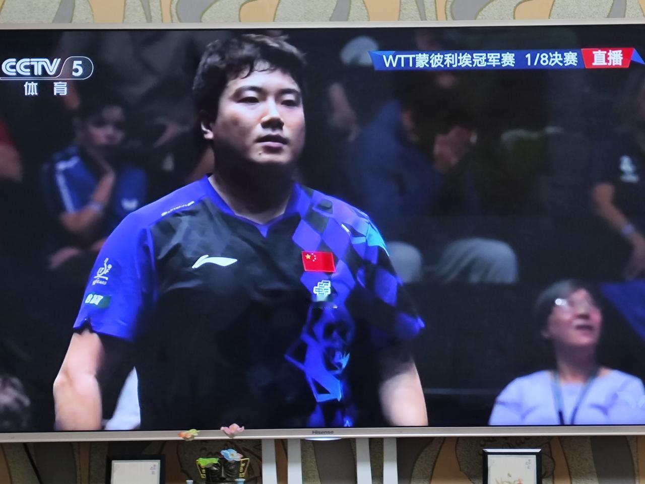 梁靖崑先输后赢，3-2淘汰法国老将西蒙高茨，闯进八强。

        WTT