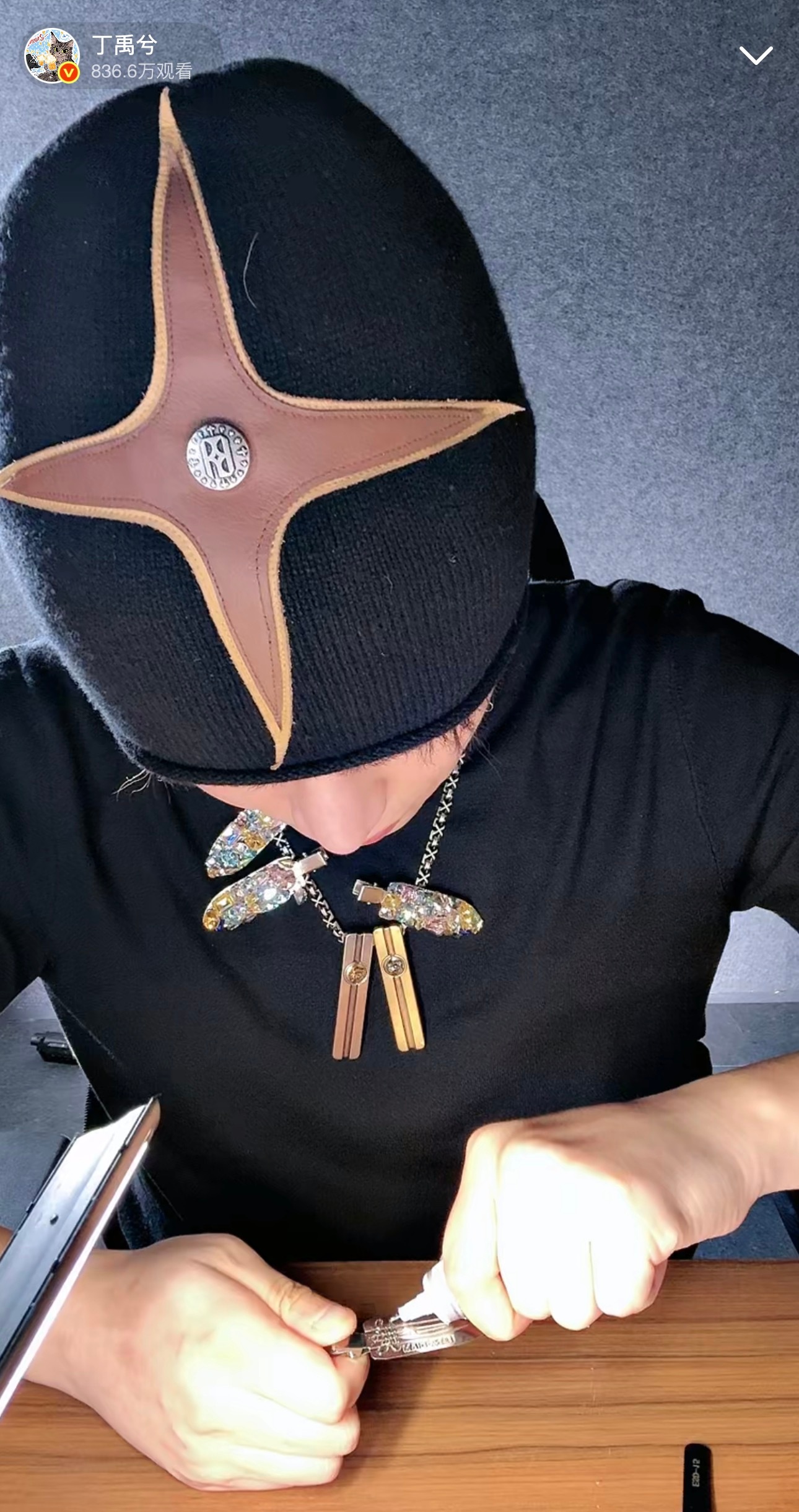 一工作完就给我们飞无人机表白，还给我们手工定制自己的阿贝贝夹，一有空跟我们视频，